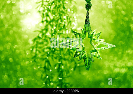 glänzend Silber Stern mit grünen Lichtern und Dekorationen. Weihnachten Urlaub Hintergrund Stockfoto