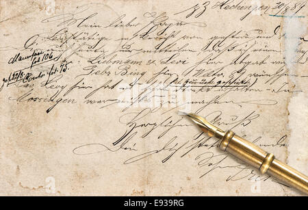 Alter Brief mit kalligraphischen handschriftlichen Text und Vintage Kugelschreiber. Retro-Stil Hintergrund Stockfoto