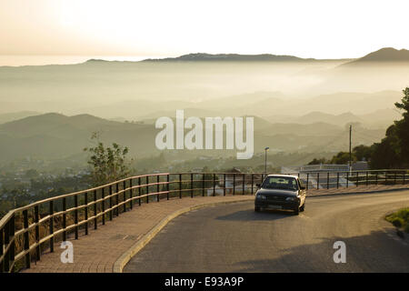 Ford Auto auf einer Straße hoch oben mit Nebel und Sonnenuntergang hinter in Spanien. Mijas. Stockfoto