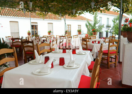 Ein gedeckter Tisch in einem Restaurant in einem spanischen weißen Dorf. Mijas, Andalusien, Spanien Stockfoto