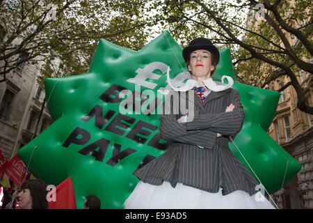 London, UK. 18. Oktober 2014. Eine Stelzenläufer Walker gekleidet wie ein Banker vor ein großes Schild "Großbritannien Bedürfnisse ein Payrise" geht. Großbritannien braucht eine Payrise: TUC nationale Demonstration im Zentrum von London. Gewerkschaftsmitglied an der TUC März Einstellung von Embankment. Foto: Nick Savage/Alamy Live-Nachrichten Stockfoto