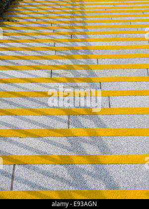 Treppe, Granit Stein Schritte mit gelb reflektierende Markierung aus Sicherheitsgründen hinzugefügt Stockfoto