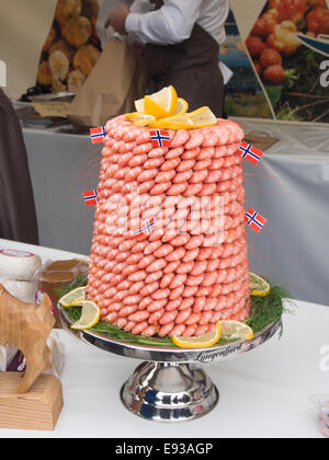 Bauernmarkt in Oslo, die Hauptstadt von Norwegen, Fisch und Meeresfrüchte am Display, gekochte Garnelen Turm mit Zitrone Stockfoto