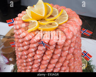 Bauernmarkt in Oslo, die Hauptstadt von Norwegen, Fisch und Meeresfrüchte am Display, gekochte Garnelen Turm mit Zitrone Stockfoto