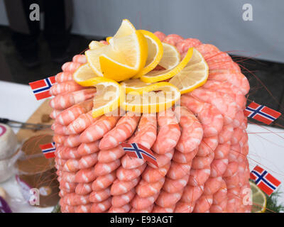 Bauernmarkt in Oslo, die Hauptstadt von Norwegen, Fisch und Meeresfrüchte am Display, gekochte Garnelen Turm mit Zitrone Stockfoto