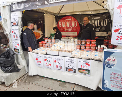 Bauernmarkt in Oslo, die Hauptstadt von Norwegen, Meeresfrüchte wie Bacalao Produkte ist eine natürliche Zutat Stockfoto