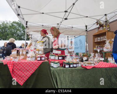 Bauernmarkt in Oslo, die Hauptstadt von Norwegen, Marmeladen und Konserven werden immer beliebter Stockfoto