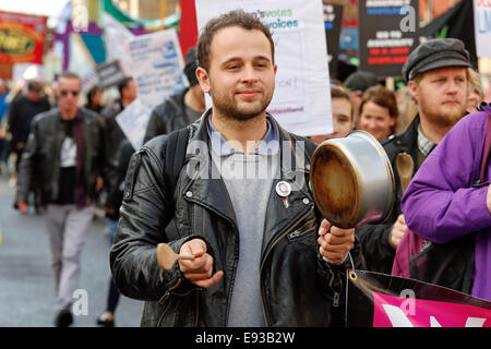 Glasgow, Schottland. 18. Oktober 2014. Die Scottish Trades Union Congress (STUC) organisiert einen Protestmarsch ab Glasgow Green, Parade durch die Innenstadt von Glasgow und schließlich mit einer Kundgebung in George Square, ein politisches Statement über Lohnkürzungen, Sparsamkeit und Armut zu machen. Etwa 5000 Demonstranten und Mitglieder der vielen Gewerkschaften nahmen Teil Reisen aus allen Teilen von Schottland einschließlich Ayrshire, Edinburgh und Stirling. Bildnachweis: Findlay/Alamy Live-Nachrichten Stockfoto