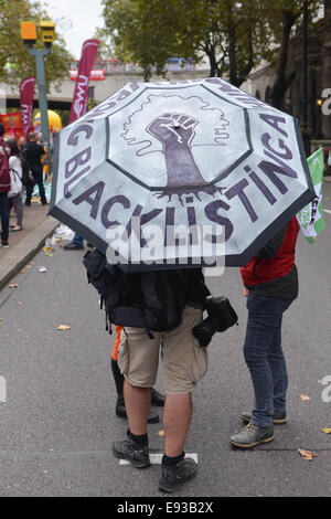 Victoria Embankment, London, UK. 18. Oktober 2014. Mitglieder der verschiedenen Gewerkschaften führen Banner auf ihrem Marsch gegen Sparmaßnahmen. Bildnachweis: Matthew Chattle/Alamy Live-Nachrichten Stockfoto