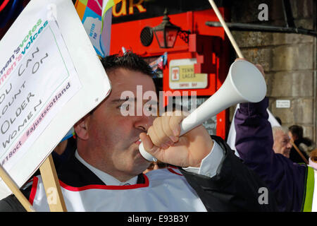 Glasgow, Schottland. 18. Oktober 2014. Die Scottish Trades Union Congress (STUC) organisiert einen Protestmarsch ab Glasgow Green, Parade durch die Innenstadt von Glasgow und schließlich mit einer Kundgebung in George Square, ein politisches Statement über Lohnkürzungen, Sparsamkeit und Armut zu machen. Etwa 5000 Demonstranten und Mitglieder der vielen Gewerkschaften nahmen Teil Reisen aus allen Teilen von Schottland einschließlich Ayrshire, Edinburgh und Stirling. Bildnachweis: Findlay/Alamy Live-Nachrichten Stockfoto