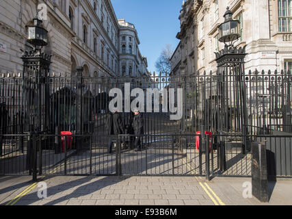 Sicherheitsschleusen und bewaffneten Metropolitan Police am Eingang zur Downing Street in Whitehall, Zentral-London Stockfoto