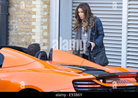 Kate Beckinsale, Terry Jones und Rob Riggle film Szenen für "Absolut nichts" Central London mit: Kate Beckinsale Where: London, Vereinigtes Königreich bei: 15. April 2014 Stockfoto