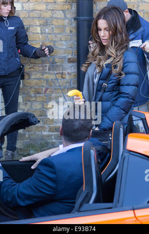 Kate Beckinsale, Terry Jones und Rob Riggle film Szenen für "Absolut nichts" Central London mit: Kate Beckinsale, Rob Riggle Where: London, Vereinigtes Königreich bei: 15. April 2014 Stockfoto