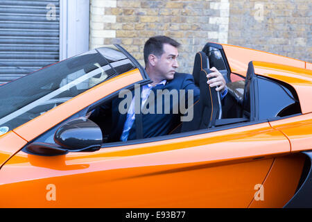 Kate Beckinsale, Terry Jones und Rob Riggle film Szenen für "Absolut nichts" Central London mit: Rob Riggle Where: London, Vereinigtes Königreich bei: 15. April 2014 Stockfoto