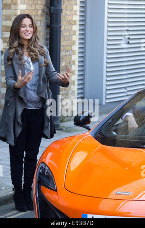 Kate Beckinsale, Terry Jones und Rob Riggle film Szenen für "Absolut nichts" Central London mit: Kate Beckinsale Where: London, Vereinigtes Königreich bei: 15. April 2014 Stockfoto