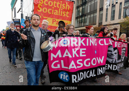 Glasgow, Schottland. 18. Oktober 2014. Die Scottish Trades Union Congress (STUC) organisiert einen Protestmarsch ab Glasgow Green, Parade durch die Innenstadt von Glasgow und schließlich mit einer Kundgebung in George Square, ein politisches Statement über Lohnkürzungen, Sparsamkeit und Armut zu machen. Etwa 5000 Demonstranten und Mitglieder der vielen Gewerkschaften nahmen Teil Reisen aus allen Teilen von Schottland einschließlich Ayrshire, Edinburgh und Stirling. Bildnachweis: Findlay/Alamy Live-Nachrichten Stockfoto