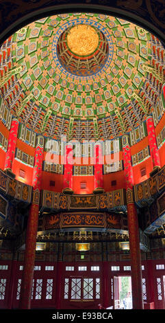 Vertikale Nahaufnahme Innenraum der Halle des Gebetes für eine gute Ernte, Peking, China. Stockfoto