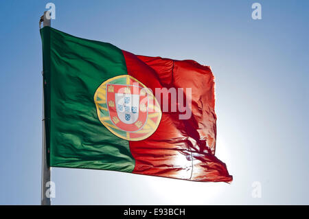 Horizontal nahe Ansicht der portugiesischen Nationalflagge in Lissabon. Stockfoto