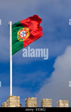 Vertikale nahe Ansicht der portugiesischen Nationalflagge in Lissabon. Stockfoto