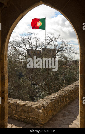 Vertikale Ansicht durch einen Torbogen der nationalen Flagge von Portugal in Lissabon. Stockfoto