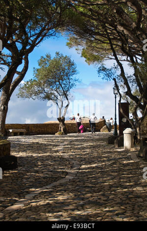 Vertikale Blick auf den gepflasterten Weg zum Schloss des São Jorge in Lissabon. Stockfoto