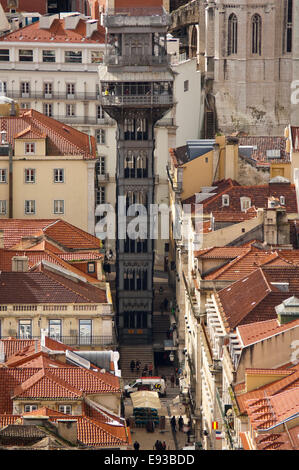 Vertikale Luftaufnahme des Elevador de Santa Justa in Lissabon. Stockfoto