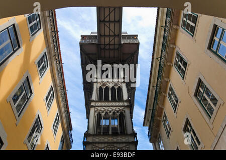 Horizontale Ansicht der Elevador de Santa Justa in Lissabon. Stockfoto
