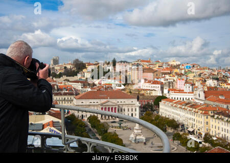 Horizontale Ansicht eines Mannes Pedro IV Platz in Lissabon zu fotografieren. Stockfoto