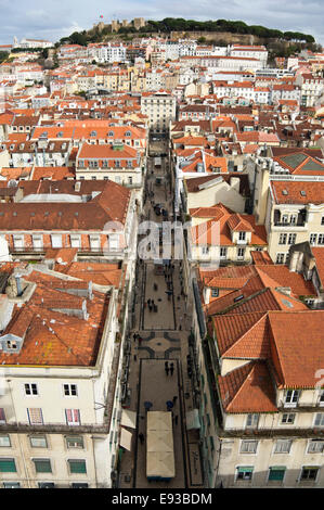 Vertikale Luftaufnahme der Rua de Santa Justa im Zentrum von Lissabon. Stockfoto