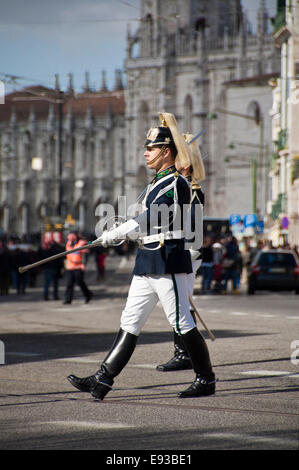 Vertikale Porträt der Wachablösung in Belem, Lissabon. Stockfoto