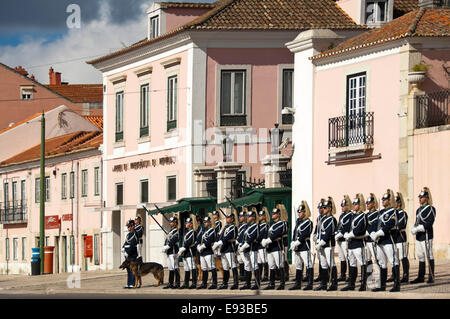 Horizontale Straßenansicht eines Regiments bei der Wachablösung in Belem, Lissabon. Stockfoto