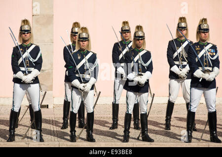 Horizontale Straßenansicht eines Regiments bei der Wachablösung in Belem, Lissabon Stockfoto