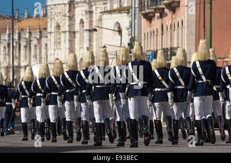 Horizontale Straßenansicht eines Regiments bei der Wachablösung in Belem, Lissabon Stockfoto