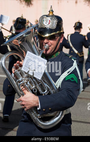 Vertikale Portrait eines Musikers Militärkapelle bei der Wachablösung in Belem, Lissabon. Stockfoto