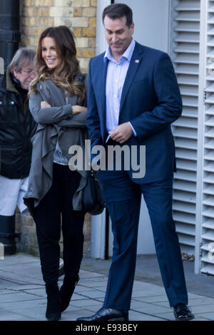 Kate Beckinsale, Terry Jones und Rob Riggle film Szenen für "Absolut nichts" Central London mit: Kate Beckinsal, Rob Riggle Where: London, Vereinigtes Königreich bei: 15. April 2014 Stockfoto