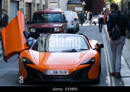 Kate Beckinsale, Terry Jones und Rob Riggle film Szenen für "Absolut nichts" Central London mit: Kate Beckinsale Where: London, Vereinigtes Königreich bei: 15. April 2014 Stockfoto