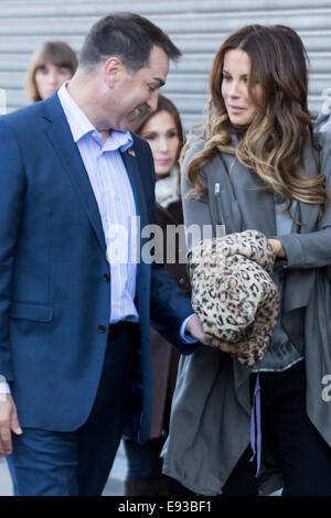 Kate Beckinsale, Terry Jones und Rob Riggle film Szenen für "Absolut nichts" Central London mit: Kate Beckinsal, Rob Riggle Where: London, Vereinigtes Königreich bei: 15. April 2014 Stockfoto