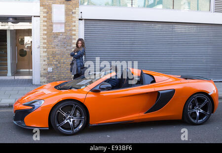 Kate Beckinsale, Terry Jones und Rob Riggle film Szenen für "Absolut nichts" Central London mit: Kate Beckinsal, Rob Riggle Where: London, Vereinigtes Königreich bei: 15. April 2014 Stockfoto
