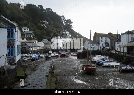 Hafen von Polperro in Cornwall bei Ebbe Stockfoto