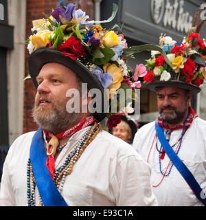 Quadratische Porträt des traditionellen North-West Morris Tänzerinnen ein Tanzprogramm Stockfoto