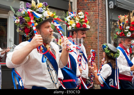 Horizontale Porträt des traditionellen North-West Morris Tänzerinnen ein Tanzprogramm Bildung Stockfoto