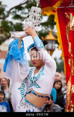 Vertikale Porträt von einem chinesischen Schlangenmenschen Acrobat während eines Auftritts. Stockfoto