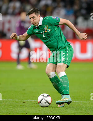 Geselnkrichen, Deutschland. 14. Oktober 2014. Irland Stephen Ward in Aktion während der UEFA EURO 2016 Qualifikation Fußball match zwischen Deutschland und Irland in Geselnkrichen, Deutschland, 14. Oktober 2014. Foto: Thomas Eisenhuth/Dpa/Alamy Live News Stockfoto