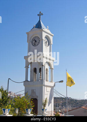 Turm der Kirche der griechisch-orthodoxen Kirche, weiß und blau, mit Kirche Flagge in gelb und schwarz, im Wind wehende. Samos Griechenland Stockfoto