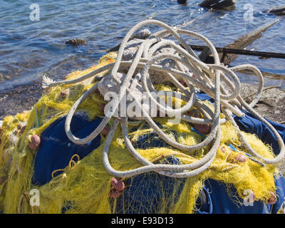 Nahaufnahme von bunten Fischernetze im Hafen von Pythagorion auf Samos Insel in Griechenland Stockfoto