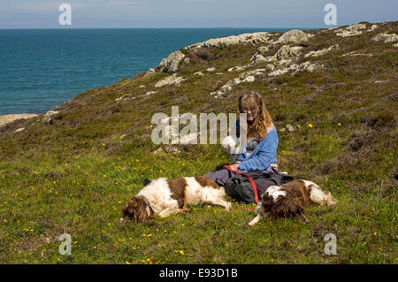 Ein Spaziergang mit ihrem Hund Senior stützt sich auf ein beliebtes Wandergebiet in der Nähe von Holyhead Stockfoto