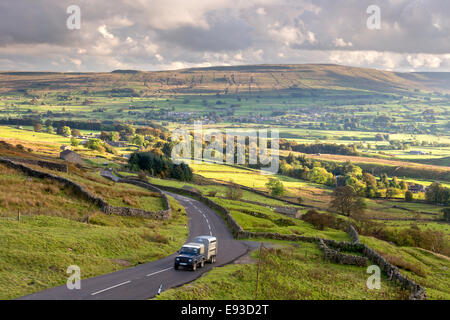 Ein Land Rover Defender erklimmt den Buttertubs-Pass in den Yorkshire Dales National Park, North Yorkshire, England, UK Stockfoto