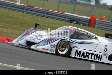 Lancia LC2 Gruppe C Ausdauer Le-Mans-Prototypen Martini Livree Rennen in Silverstone Classic 2014 im Vereinigten Königreich. Stockfoto