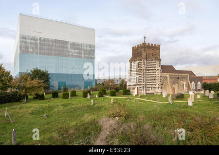 St Clement Kirche neben Procter & Gamble Gebäude in West Thurrock, Essex, England. Stockfoto