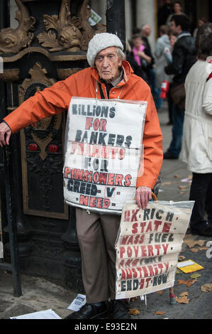 London, UK. 18. Oktober 2014. "Großbritannien braucht A Payrise' A TUC nationale Demonstration im Zentrum von London.  Ein London-Rentner protestiert gegen reichen Bankiers wie der Marsch aus dem Damm bricht. Foto: Gordon Scammell/Alamy Live-Nachrichten Stockfoto